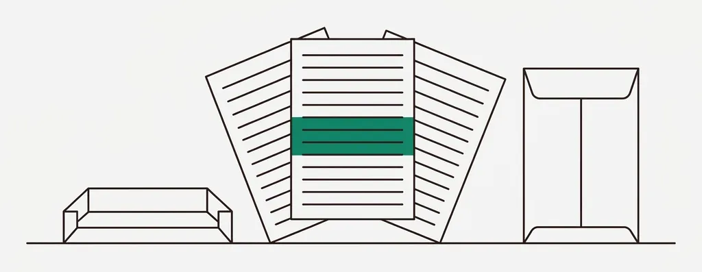 Trzy liniowane formularze rozłożone wachlarzem, obok płaska taca i stojąca koperta